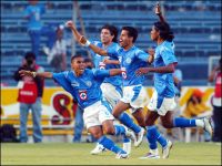 José Alberto Hernández, Campos, Huiqui y Pereyra festejan el gol que abrió a la defensa veracruzana