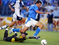 Francisco Fonseca se quitó a Hurtado y Calero para anotar el tercer gol de lo cuatro que consiguió Cruz Azul