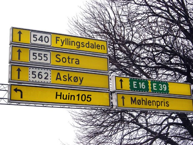 road signs in Bergen, one pointing to HUIN105