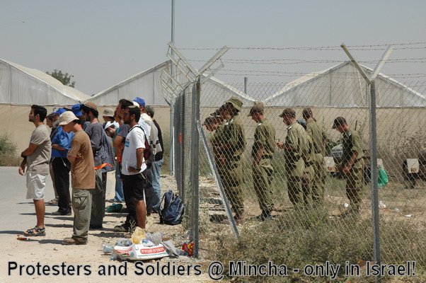 Soldados e colonos rezando
