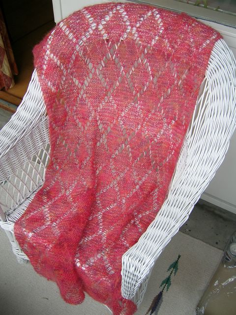 Strikke-krikken: Opskrift til rødt tørklæde med rude-mønster.