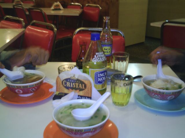 Plataso de sopa de menu del Chifa Shangai