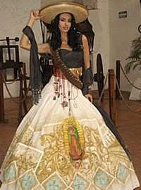 Rosa María Ojeda porta el traje típico con el tema de la Cristiada