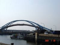 跨港的拱橋。