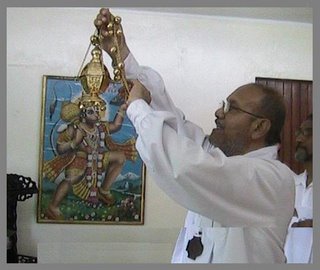 Venerable Maestro Felipe Guevara incensando el altar