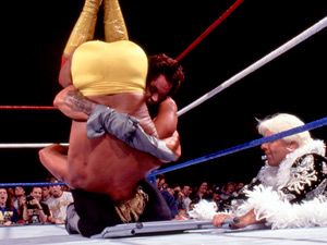 Undertaker aplica o Tombstone ao Hulk Hogan