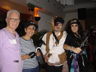 Van der Meulen, el profesor de dirección coral disfrazado de Sacamuelas; Bibi, su esposa; Dani y yo