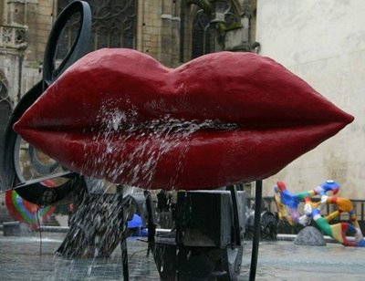 fountain lip statue