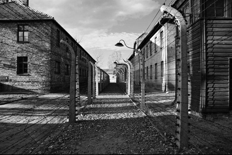 ThE HanDs of LoVe: ::: fotografía ::: Fotos de Auschwitz de Toni Benito