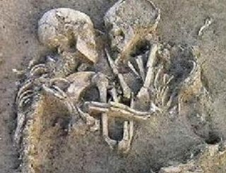 Un amor prehistórico: murieron hace 6 mil años, pero siguen abrazados Un amor prehistórico: murieron hace 6 mil años, pero siguen abrazados