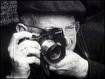 Il fotografo immortalato mentre compie uno scatto
