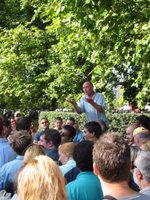 Seorang pengunjung Hyde Park merespons orasi seseorang di Hyde Park