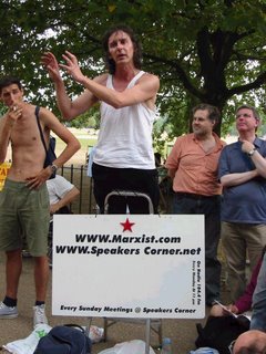 Seorang aktivis socialist berorasi di Hyde Park