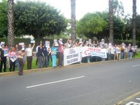 Jóvenes peruanos frente a la embajada cubana en Lima