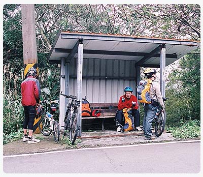 巴拉卡公路上公車站牌稍歇