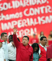 Foto de Hugo Chavez frente a um enorme cartaz vermelho