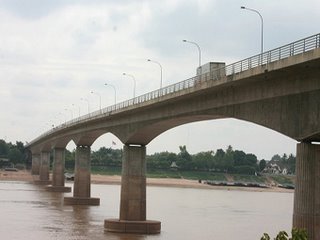 Thai-Laos bridge