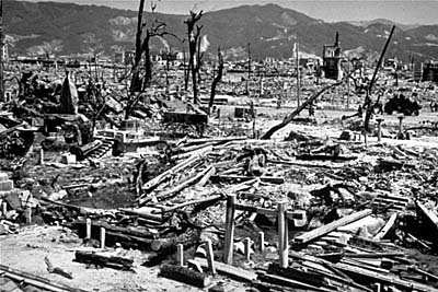 How many people died in Hiroshima and Nagasaki?