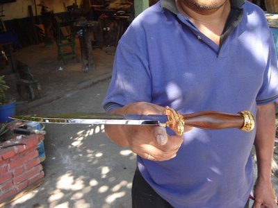 Mark in Mexico, http://markinmexico.blogspot.com/ Pale Horse Galleries for gifts, collectibles, Mexican arts and crafts, http://palehorsemex.vstore.com/ palehorsemex.blogspot.com/ Angel Aguilar pictured demonstrating the finished balance of a hand forged and tempered 15.5 inch Classic Bowie knife in Ocotlan, Oaxaca, Mexico.