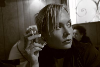 cigarette break photo d'une fille fumant une cigarette, photo dominique houcmant, goldo graphisme