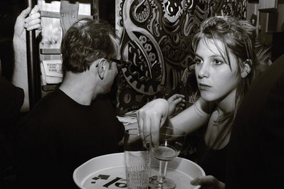 photo a girl in a bar, une serveuse de bar, copyright dominique houcmant, Goldo