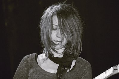 adeline fargier, en concert avec Troy von balthazar à la soundstation de Liège, photo dominique houcmant, goldo graphisme