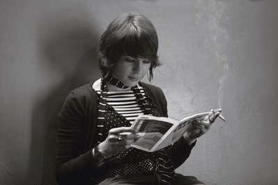 cigarette break photo d'une fille lisant un magazine en fumant une cigarette, photo dominique houcmant, goldo graphisme