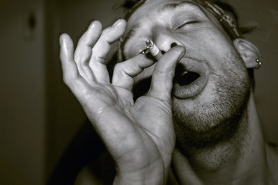 a man smoke a cigarette, nightlife, un homme fumant une cigarette, photo de main avec cigarette, hand with cigarette, copyright dominique houcmant, Goldo