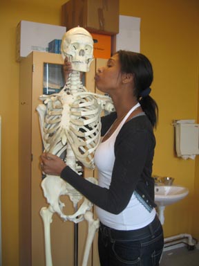 Rosangela er forelsket i skelettet