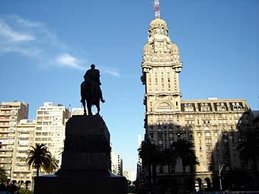 VISTA DEL PALACIO SALVO DESDE LA PLAZA. INDEPENDENCIA