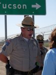Arg polis vid manifestationen den 22 maj i Florence, Arizona