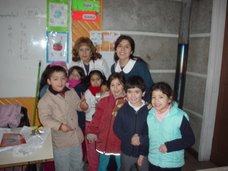 Tía Rossana y tía Gloria junto a un grupo de alumnos del curso.