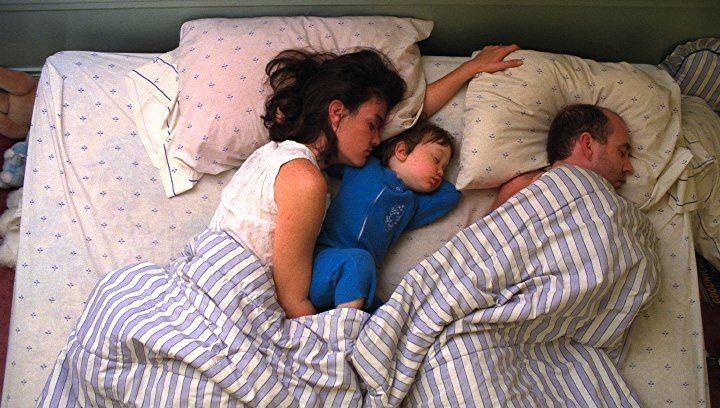 Сын трахает маму и бабушку в одной кровати