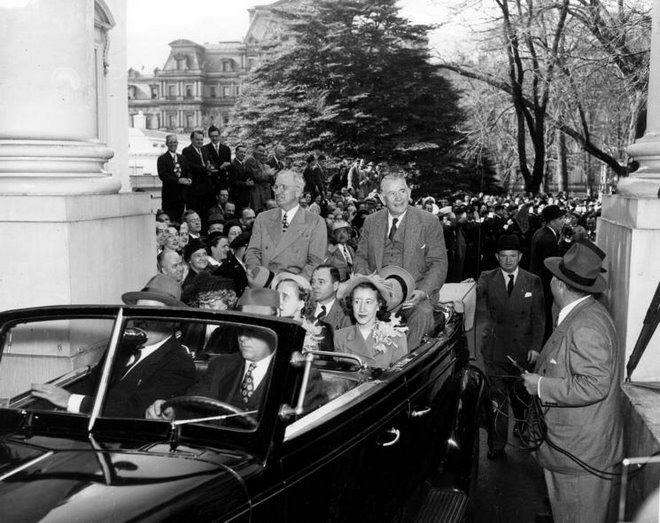 President Harry S Truman and Vice-President Elect Barkley return to Washington, D.C. Nov. 5, 1948