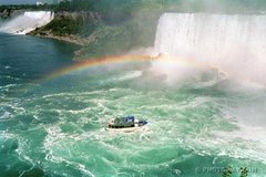 Niagara Falls / Les gigantesques chutes de Niagara au Canada aux frontières avec les États-Unis
