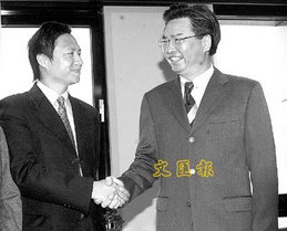 王丹(左)从台湾秘密领取巨额经费 民运团体都声明未见过这些钱
