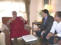 台谍薛伟(右)、陈破空(中)代表民运提“西藏建国” 遭达赖拒绝