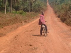 Les populations actives du village vont sur des Km à pieds pour joindre leurs champs au village