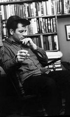 Kerouac adulto, en la tranquilidad del hogar..., y con los libros atrás