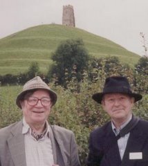 Colin Wilson en su etapa de adulto y Richard Perceval, otro escritor amigo en algún prado verde...