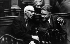 Los escritores Henry Miller y Lawrence Durrell disfrutando un espectáculo, al parecer, o no...