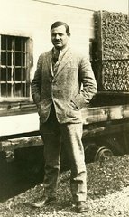 Ernest Hemingway, escritor estadounidense, en París, 1924