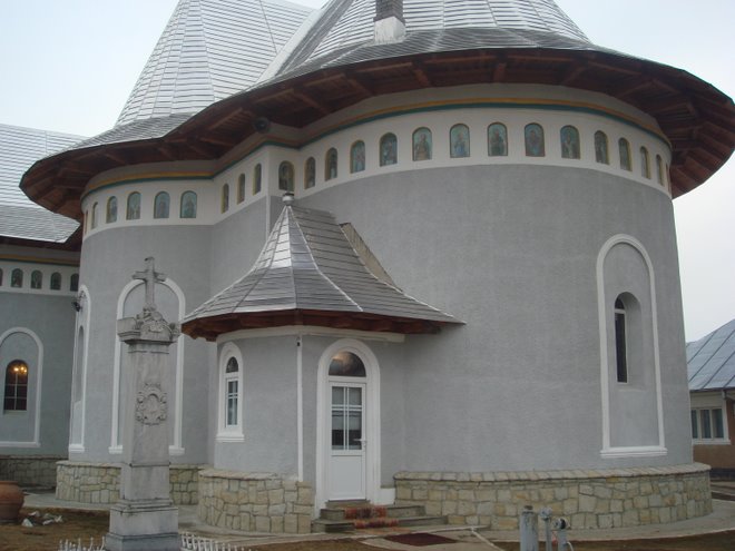 Biserica"Sf.Voievozi"- Savinesti