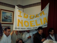 El club de fans recibiendo a Noelia en Comodoro Rivadavia