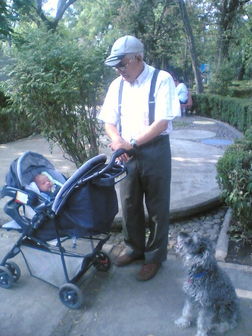 En el parque con mi abuelo y alai