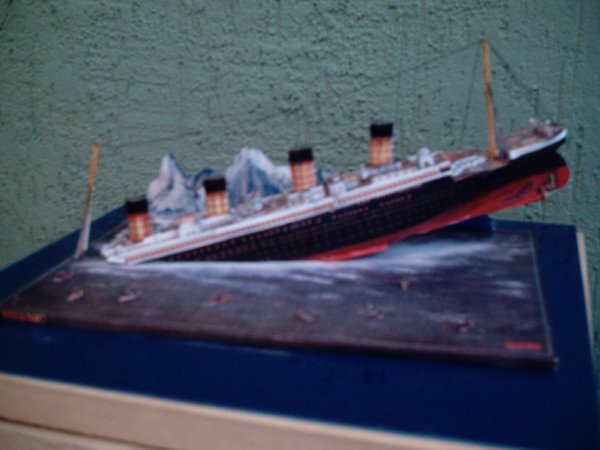 Titanic base 20x29 cm. Alt. 15 cm.