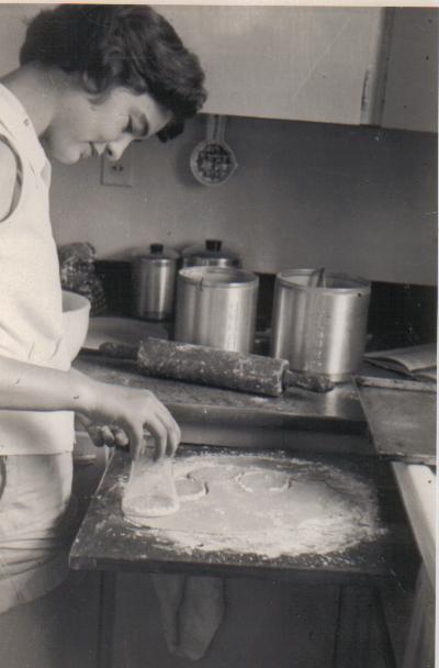 Bette Makes Cookies 1957