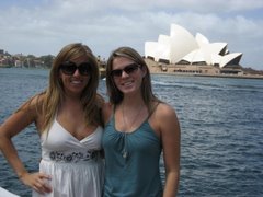 Lauren and Laura do Australia