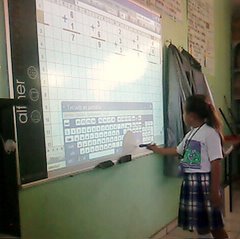 Uso del Pizarrón interactivo con teclado en pantalla en una hoja de cálculo. 1er. año.