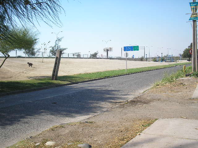 Vista del lugar de juegos y la autopista